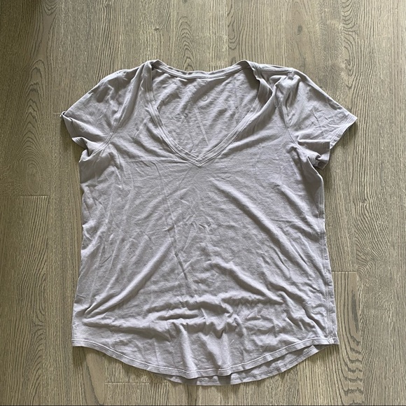 EUC lululemon. Love vneck shirt